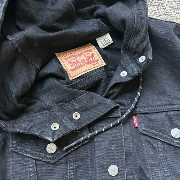 Levi’s Cropped Denim Jacket - Picture 3 of 3